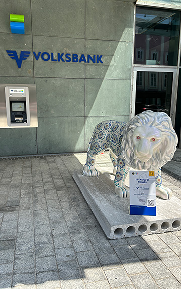 Auf dem Bild sieht man unseren Volksbank Löwen vor unserer Filiale in Wels.