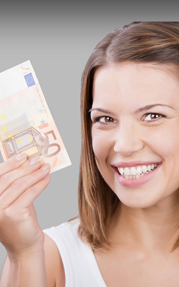 Auf dem Bild sieht man eine junge Frau mit einem EURO 50 Schein in der Hand. 