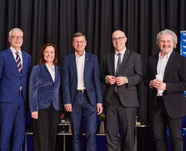 Michael Gierse (Union Investment Frankfurt), KommerR Mag. Angelika Sery-Forschauer (Vizepräsidentin WKO), Dr. Richard Ecker (Vorstandsvorsitzender Volksbank Oberösterreich) Prof. MMag. Gabriel Felbermayr (Direktor WIFO) Mag. Dietmar Mascher (Moderator, OÖ Nachrichten)