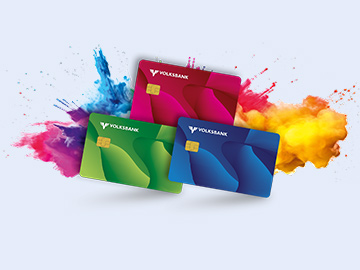 Drei Jugendliche lächeln mit einer Bankkarte in der Hand. 