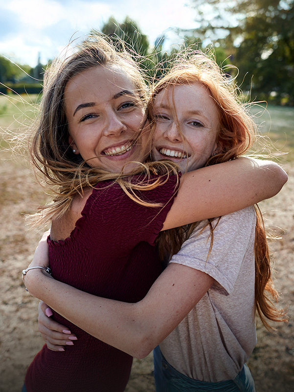 zwei Frauen umarmen sich