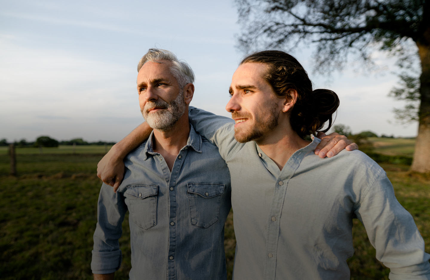 zwei Männer stehen gemeinsam unter einem Baum