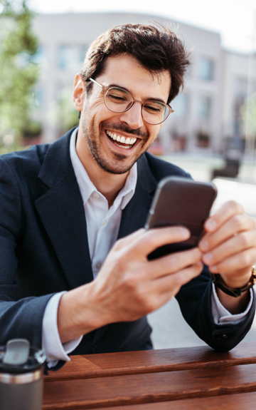 Ein Mann mit Smartphone in der Hand.